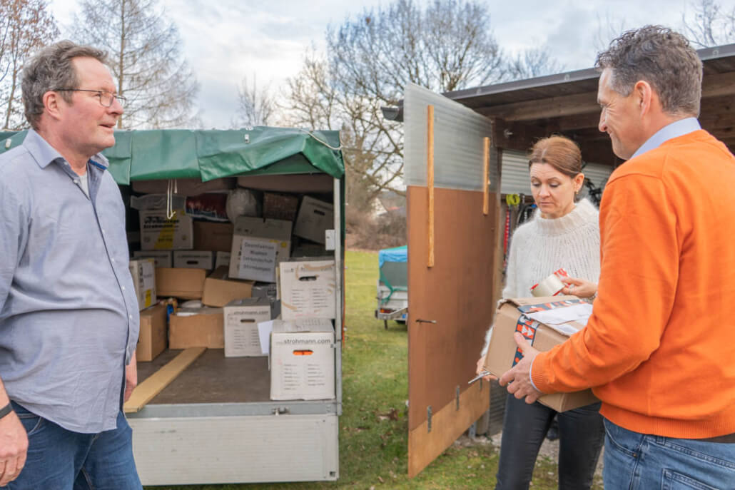 Katja und Michael Kolbenschlag übergeben die handbetriebenen LED Taschenlampen
