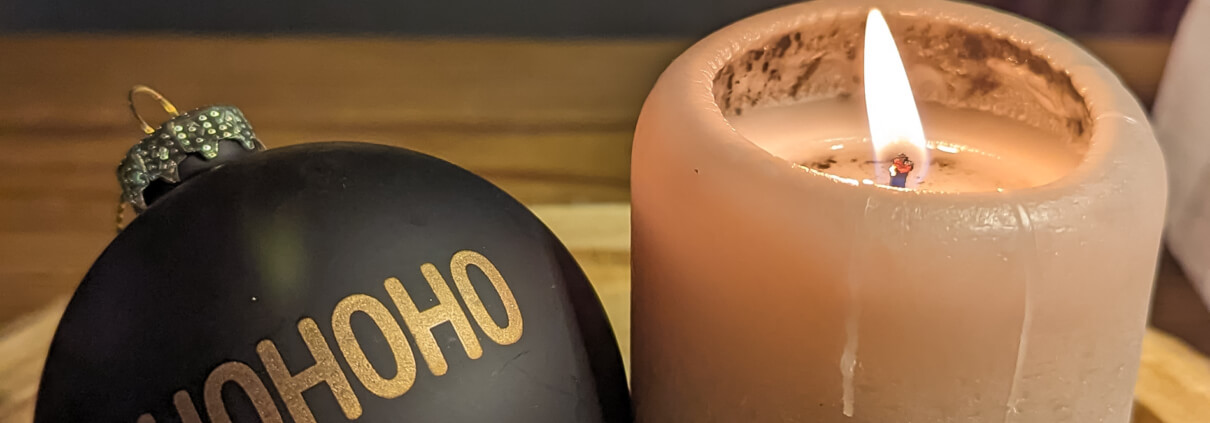 Kerze mit Kugel, auf der "hohoho" steht
