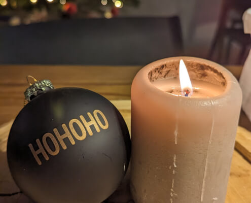 Kerze mit Kugel, auf der "hohoho" steht