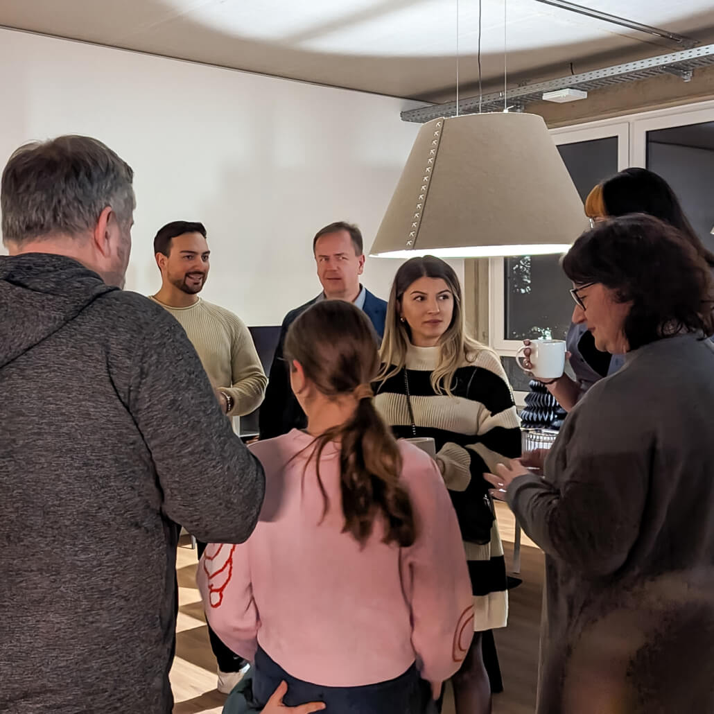 Auch die Familien sind Teil der Weihnachtsfeier im neuen Büro.