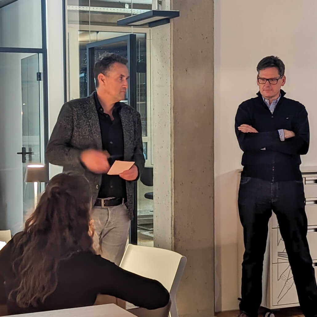 Marcus König und Michael Kolbenschlag rekapitulieren das Jahr an der Weihnachtsfeier.