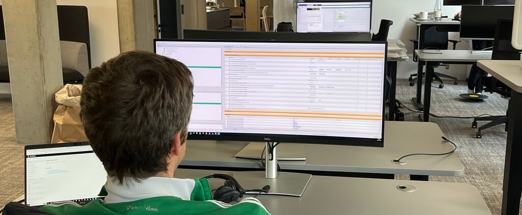 Jürgen zeigt uns, wie er mit der Testbench arbeitet