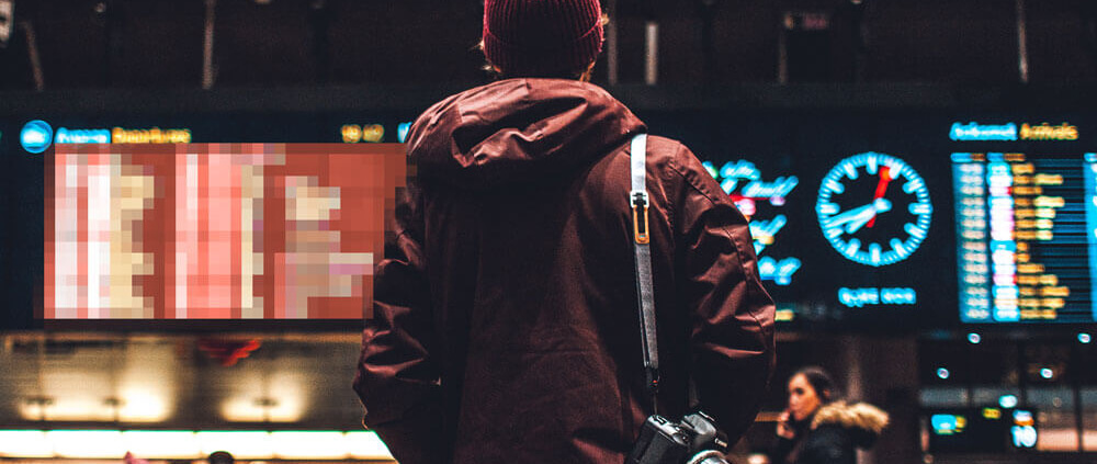 Mensch steht im Terminal