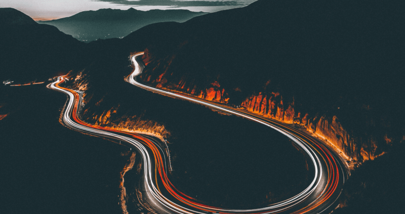 Straße im Dunkeln von oben, um Automatisierung und Digitalisierung darzustellen