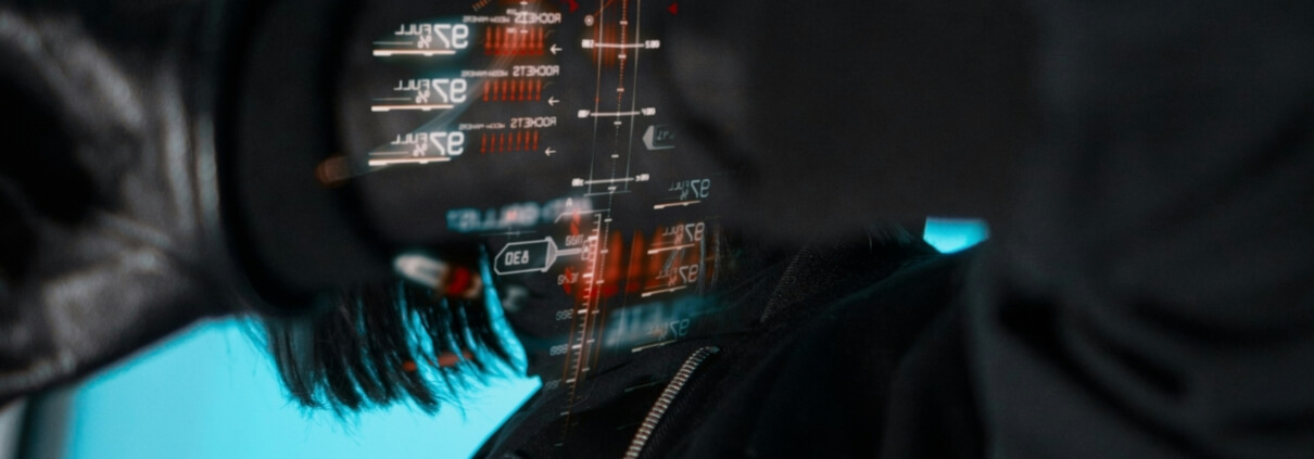 Frau mit KI-Elementen am Arm