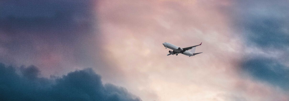 Feedbackmanagement ist hier auch wichtig: Flugzeug am Himmel