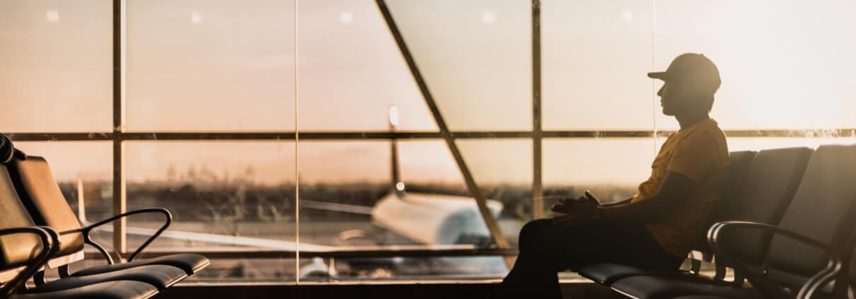 Mensch wartet am Flughafen