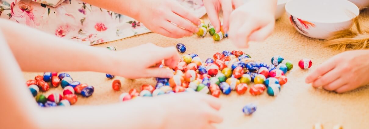 Kinderhände sortieren Ostereier