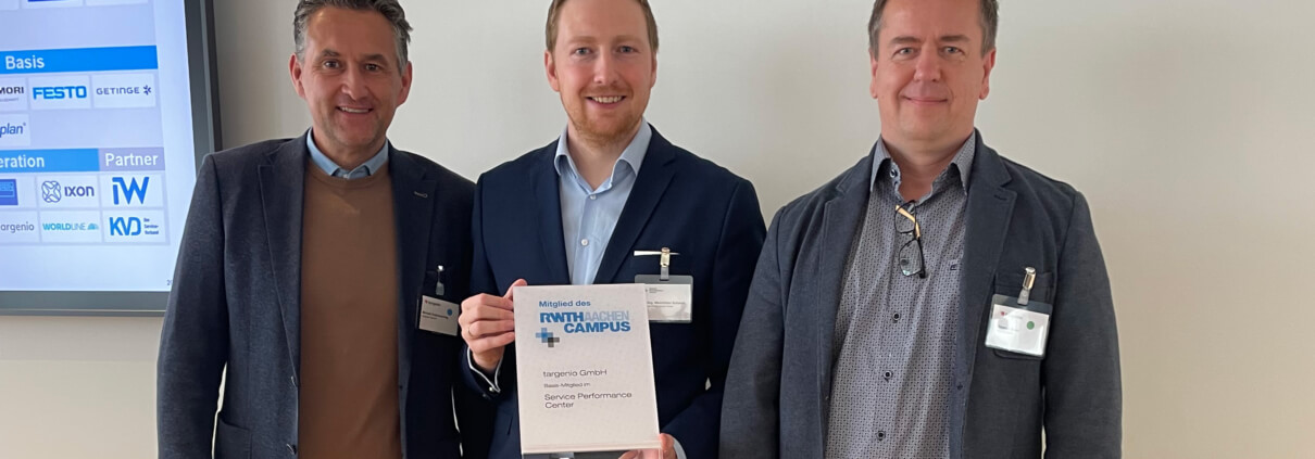 Michael und Thomas erhalten das Zertifikat vom Service Performance Center