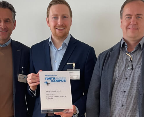 Michael und Thomas erhalten das Zertifikat vom Service Performance Center