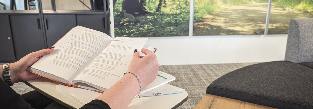 Natalia blättert durch ihre neuen Unterlagen in unserem Büro