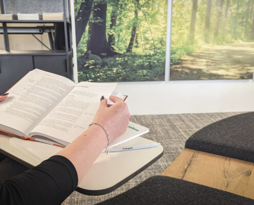 Natalia blättert durch ihre neuen Unterlagen in unserem Büro