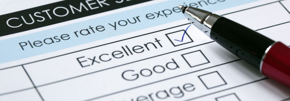 Papier, auf dem eine Auswahl zur Kundenservicebewertung steht und ein Stift liegt